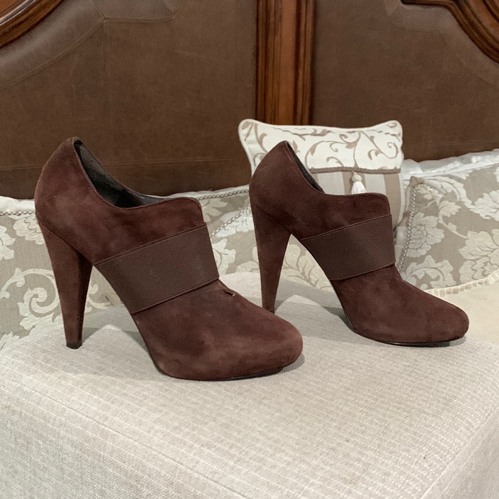Jessica by Jessica Simpson brown suede shoes.